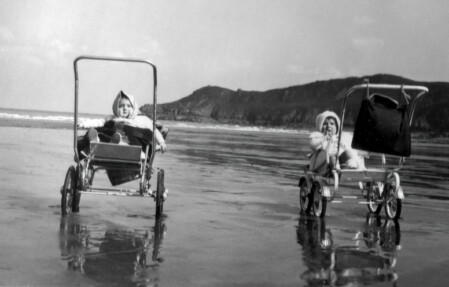 Martine et Anne-Elisabeth à Bréhec en 1952